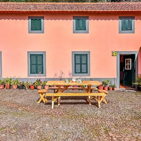 Casa Dos Castanheiros بيت للعطل